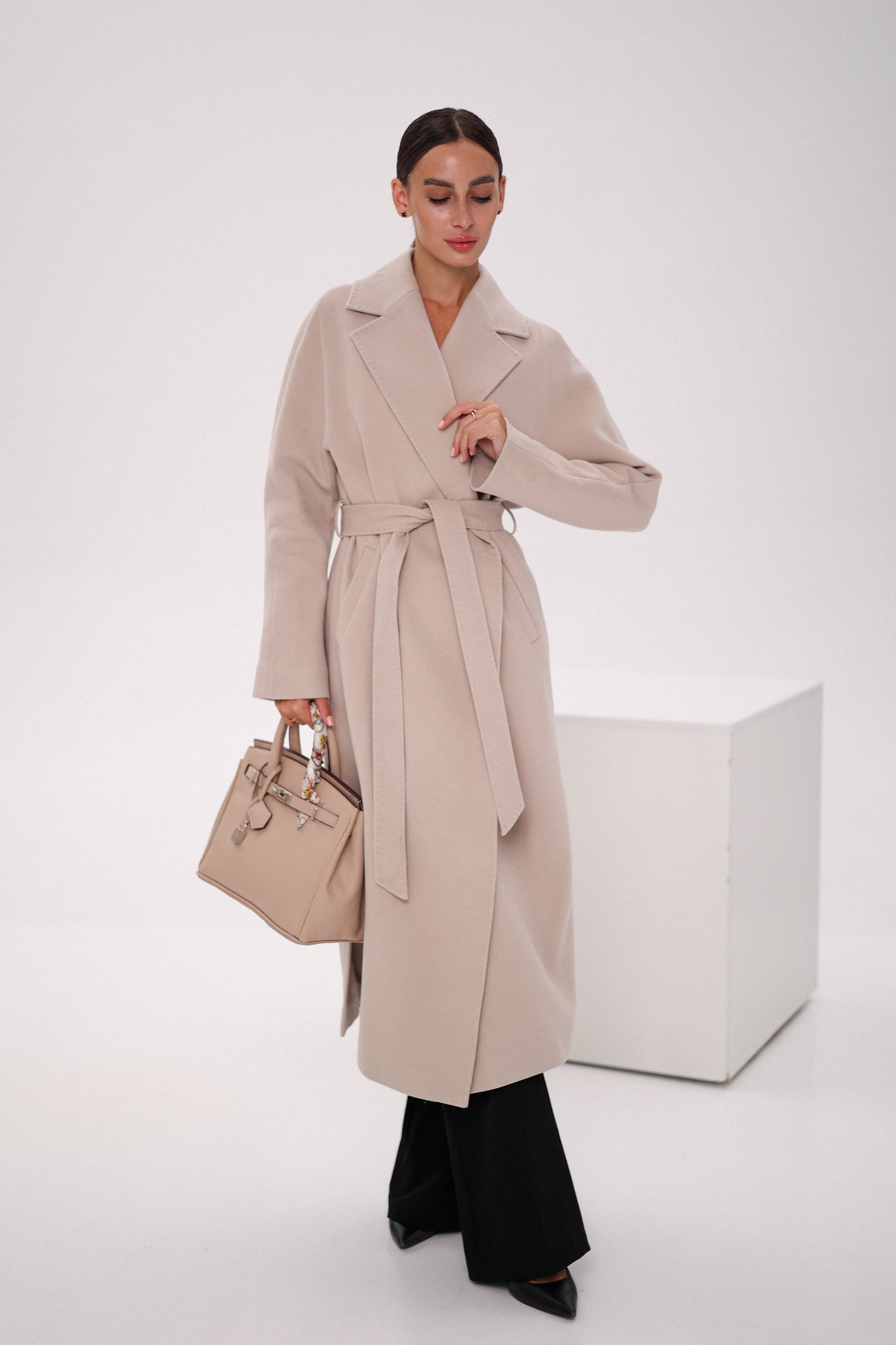 Abrigo envolvente de lana y cachemira Cambridge Comfort en color nude