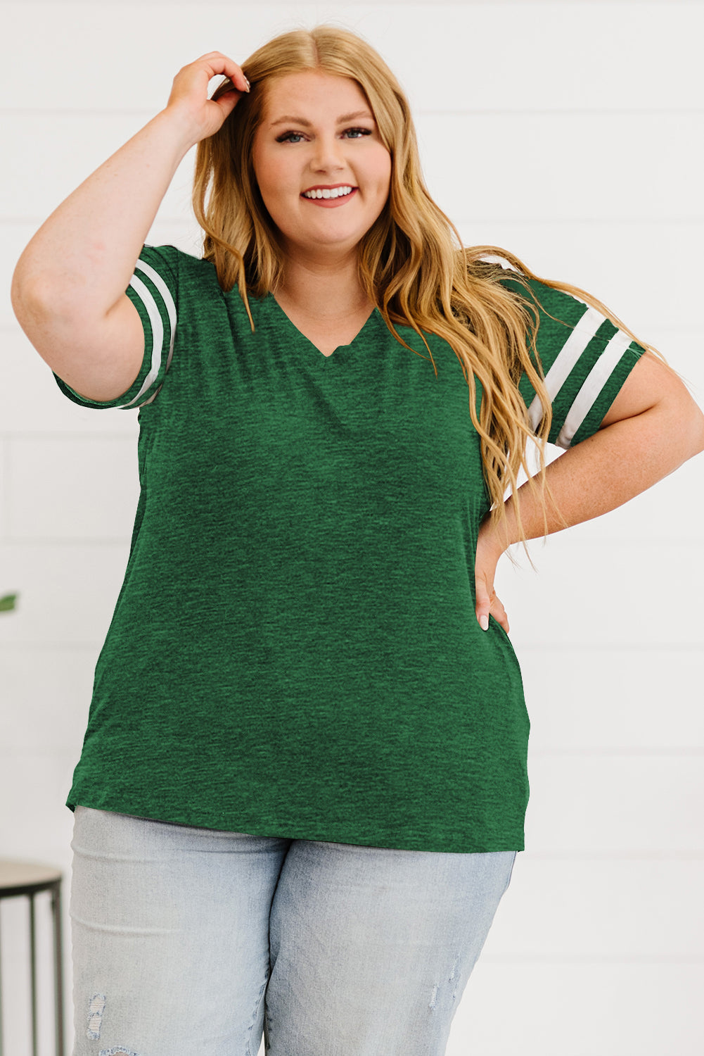 Camiseta de talla grande con cuello de pico a rayas. Consulta la tabla de tallas en "más detalles"