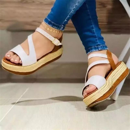 Sandalias de plataforma con hebilla calada para mujer. Consulta la tabla de tallas en "más detalles".
