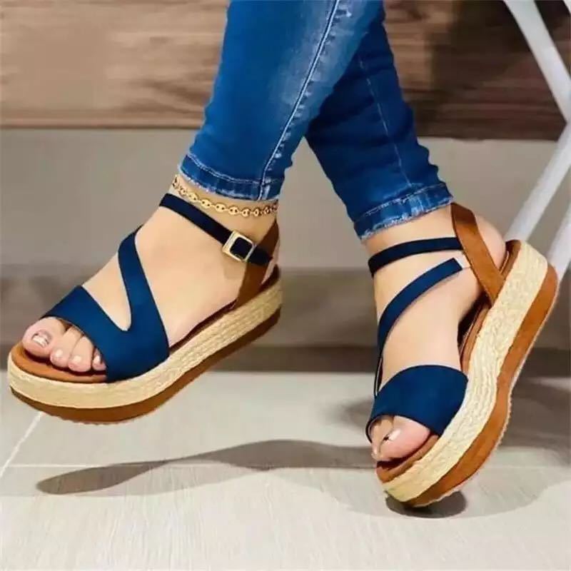 Sandalias de plataforma con hebilla calada para mujer. Consulta la tabla de tallas en "más detalles".