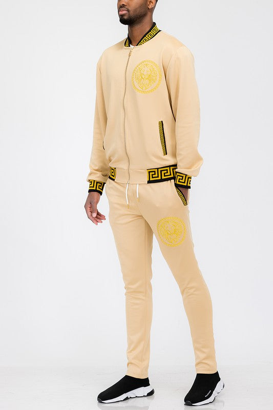 Conjunto de chándal para hombre negro con ribete dorado