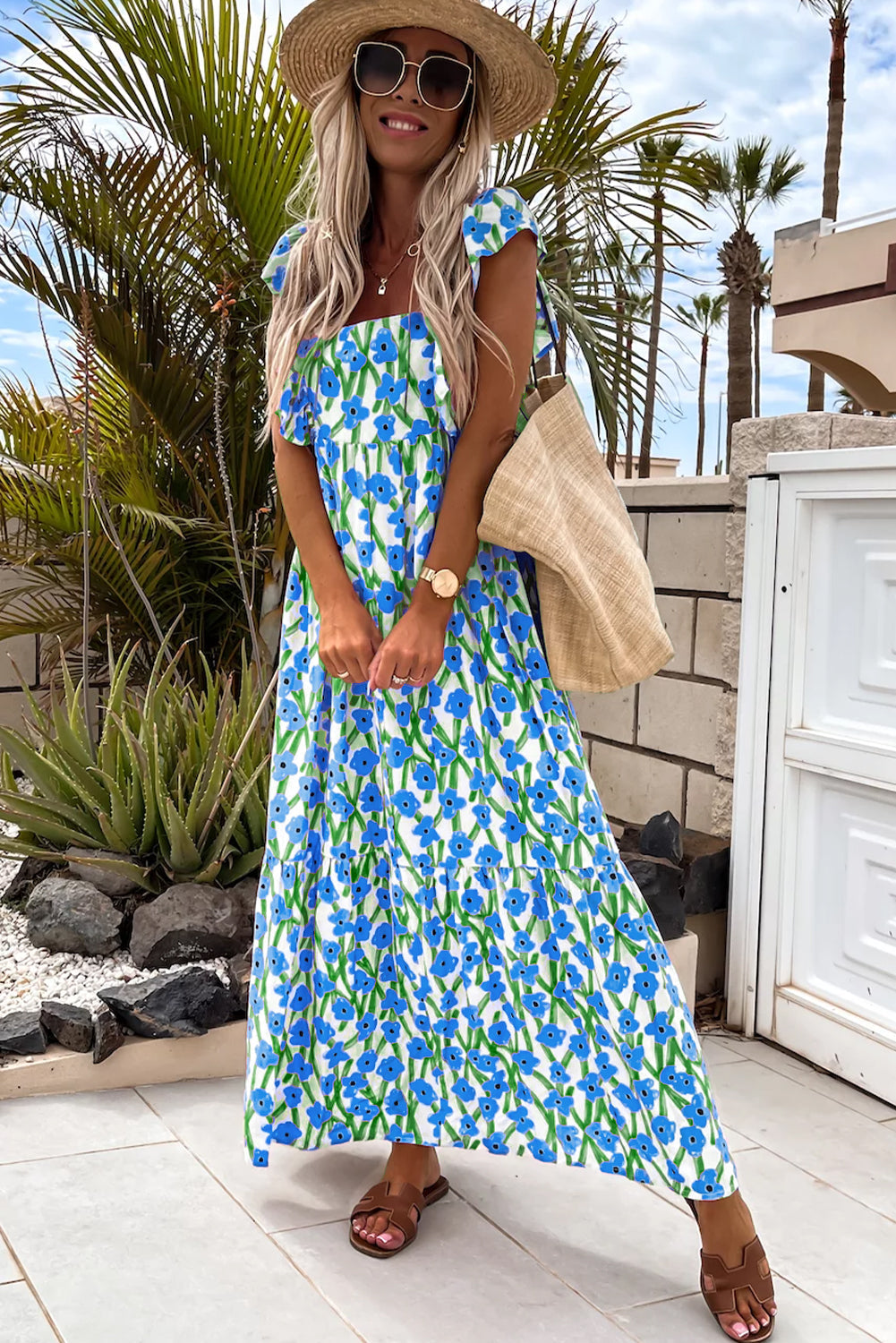 Maxivestido con estampado floral azul, escote cuadrado y tirantes con volantes