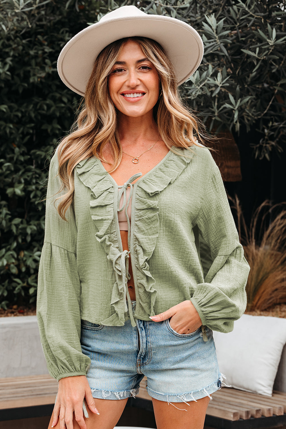 Blusa de gasa verde Meadow Mist con lazo frontal, volantes y escote en V de manga larga