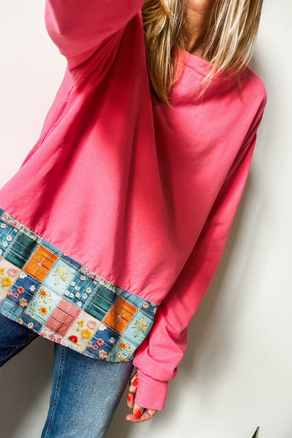 Top informal con bajo floral patchwork rosa fresa y cuello redondo