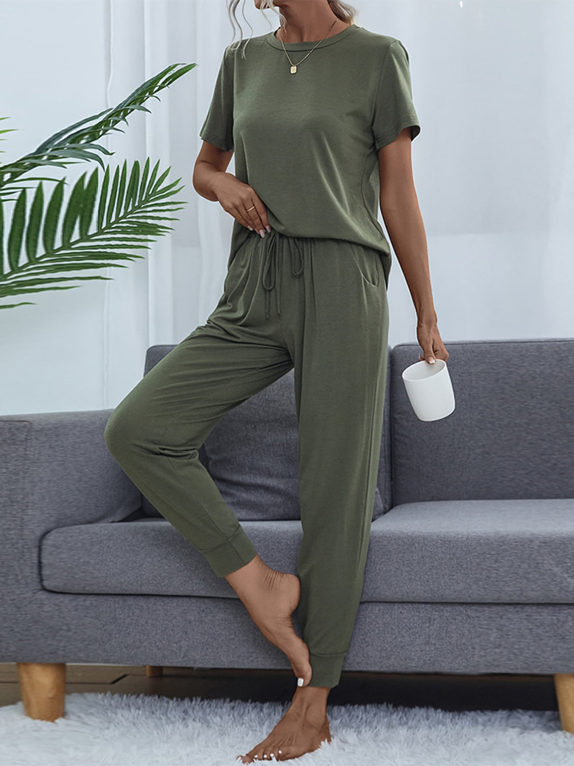 Conjunto de top y pantalón de manga corta con cuello redondo brillante