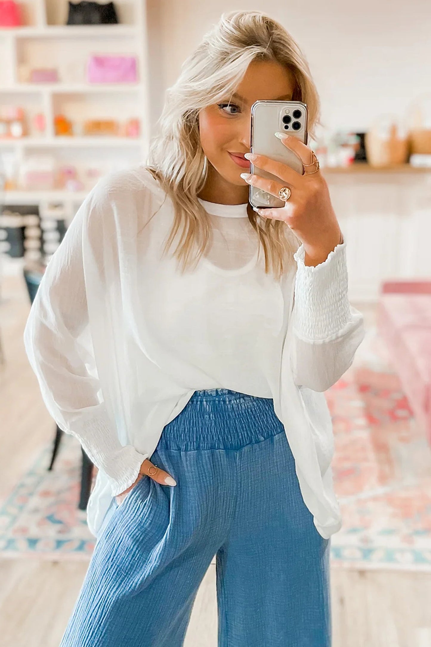 Blusa dolmán de manga larga semitransparente con puños blancos fruncidos