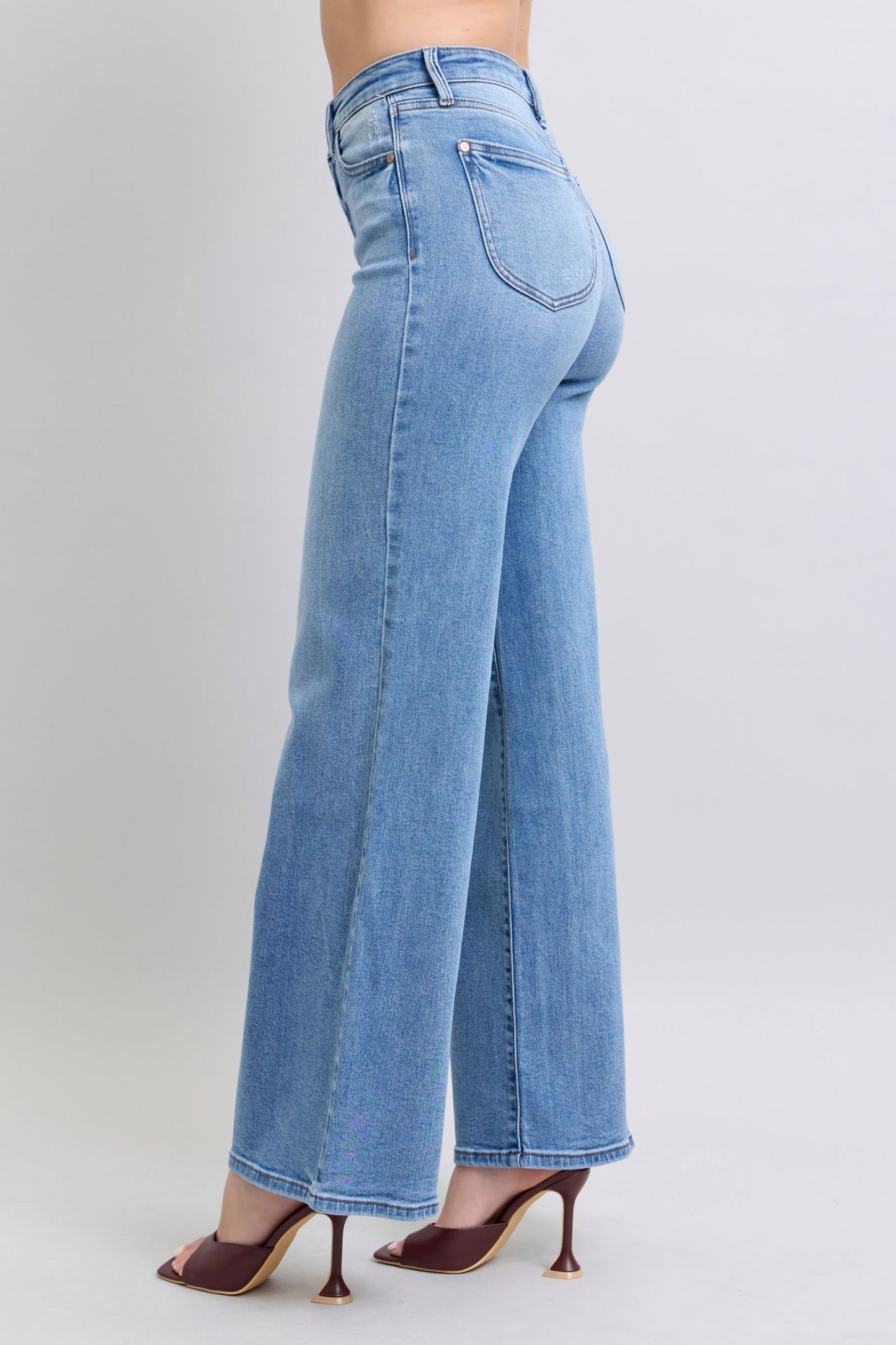 Jeans Judy Blue de talla grande de pernera ancha con bolsillos