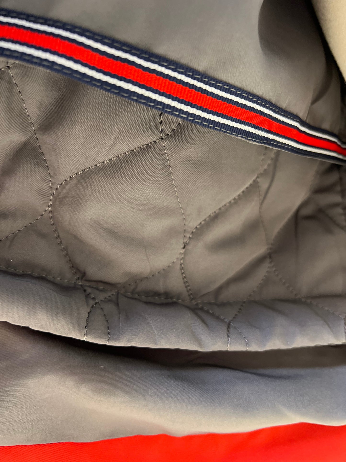 Parka Roma de piel auténtica de zorro plateado y conejo con aislamiento en color rojo