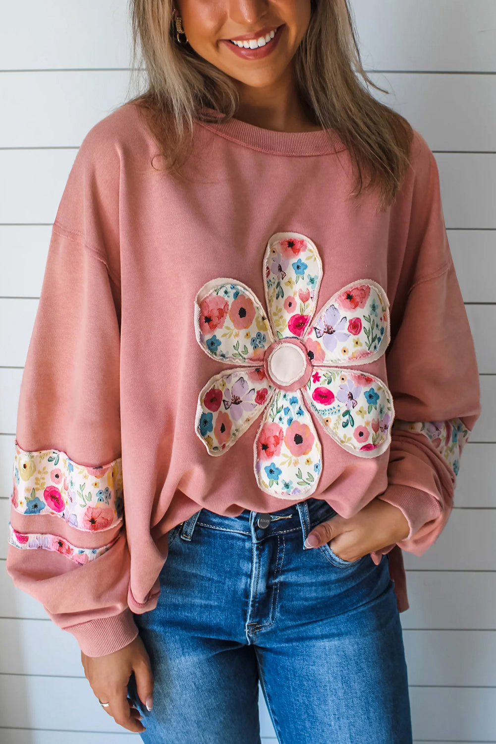 Sudadera con cuello redondo, manga caída y aplique de flor de melocotón en patchwork