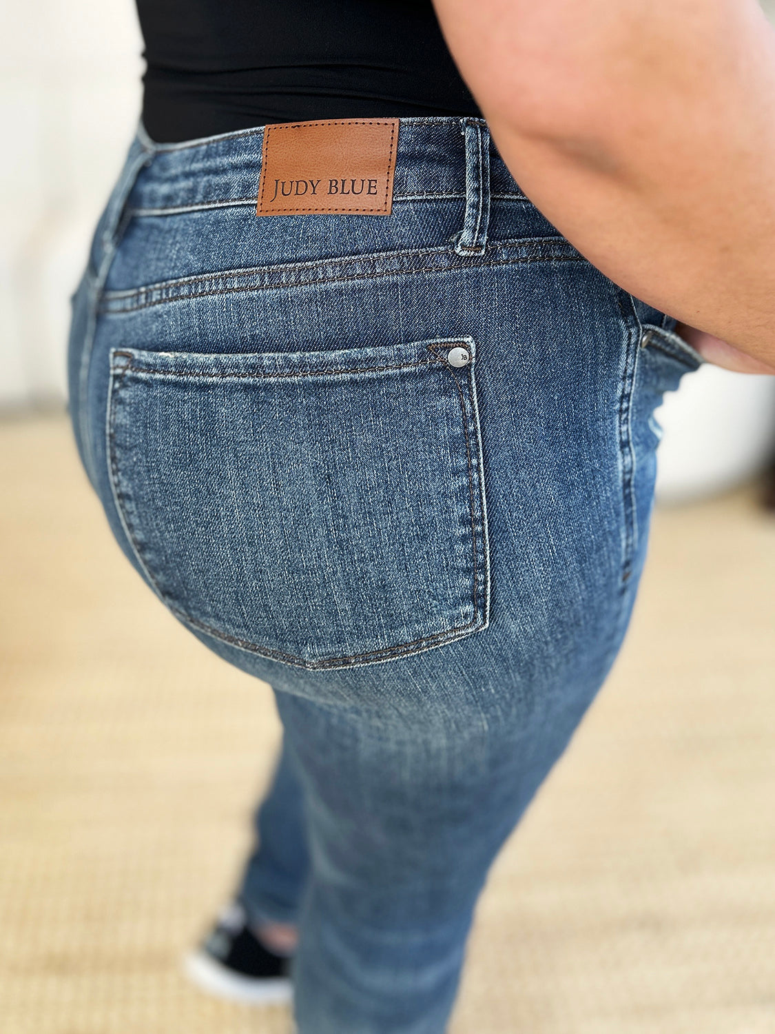 Jeans ajustados Judy Blue de tiro medio, talla completa, estilo desgastado