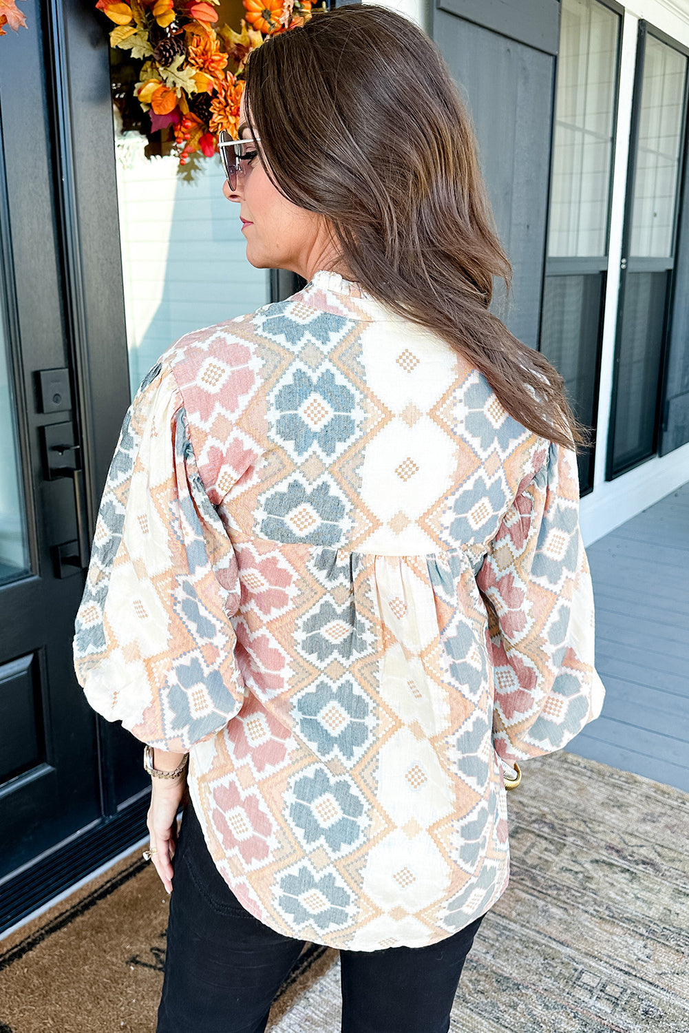 Blusa caqui con estampado geométrico, cuello dividido con lazo de borlas y mangas globo