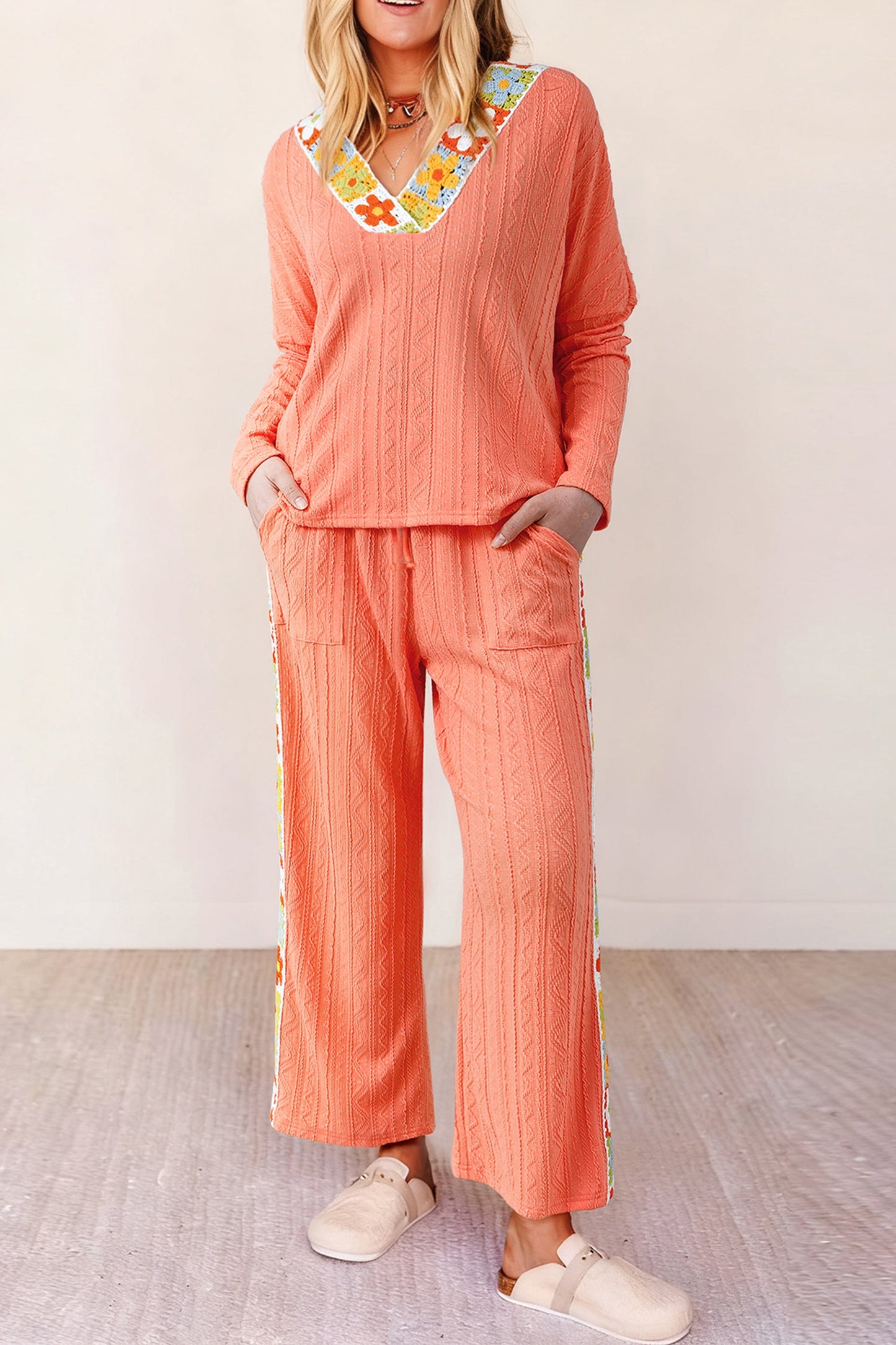 Conjunto de pantalón texturizado con escote en V y detalle floral tejido a ganchillo, color pomelo anaranjado