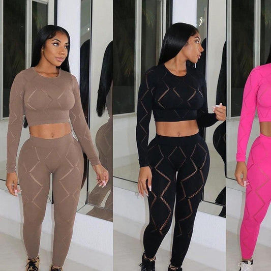 Traje deportivo casual de mujer con pantalones ajustados de talle alto rotos y calados