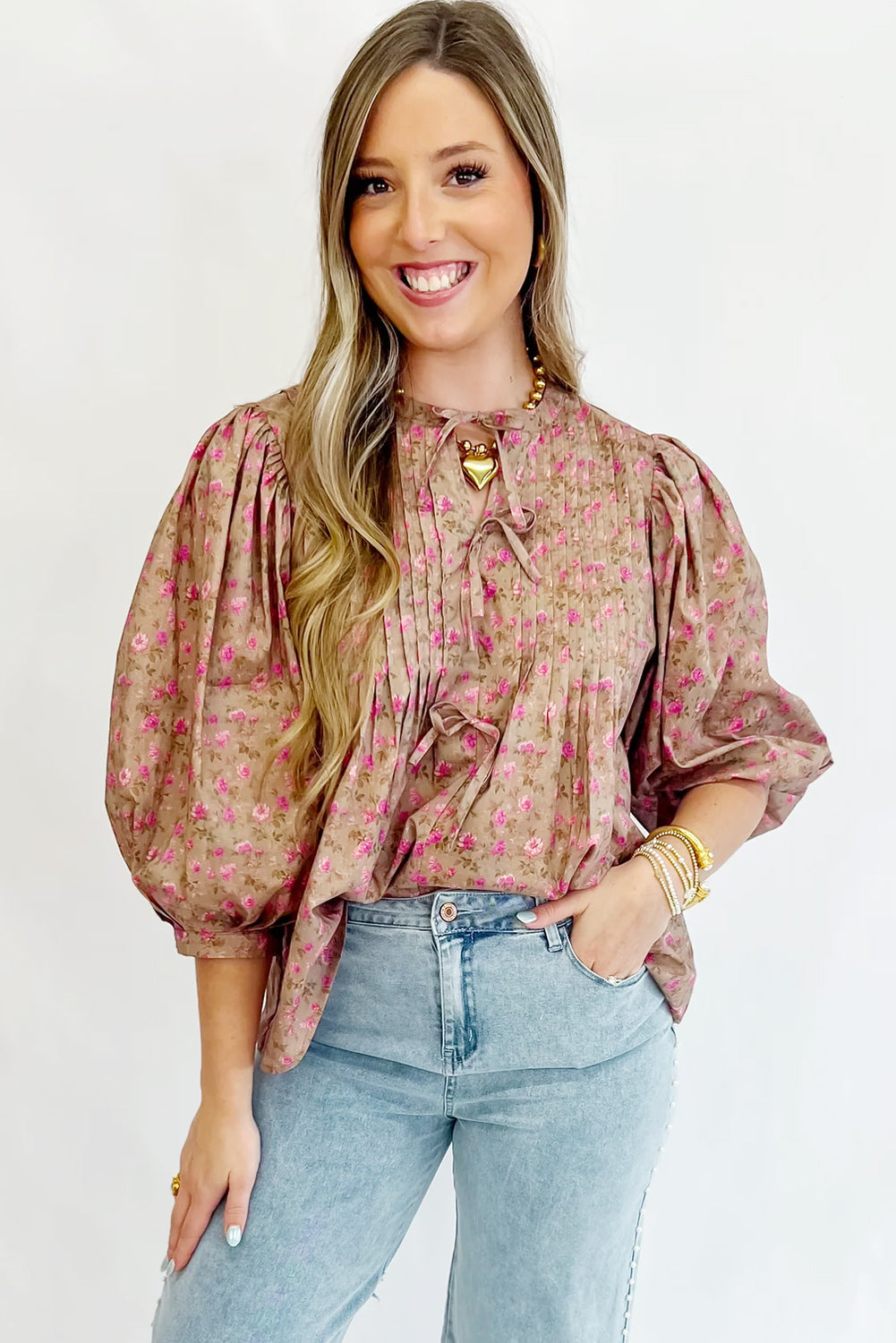 Blusa de color beige francés claro con estampado floral, lazo, pliegues en el busto y media manga abullonada