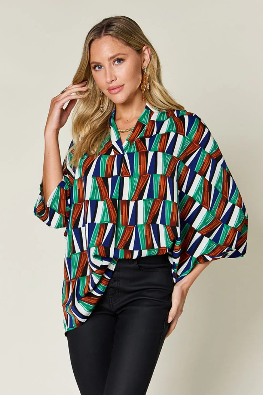 Top de manga dolman con muescas y estampado geométrico "Double Take" de talla grande