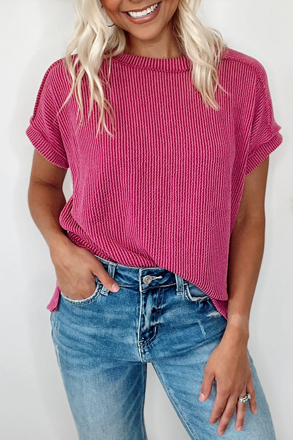 Camiseta blanca de punto acanalado arrugado con cuello redondo