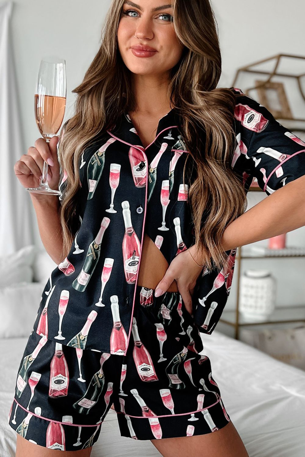 Conjunto de top de manga corta y shorts con estampado de champán