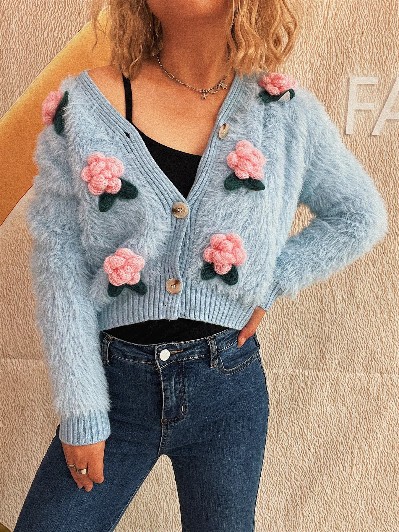 Cárdigan de mujer con botones de flores y peluche