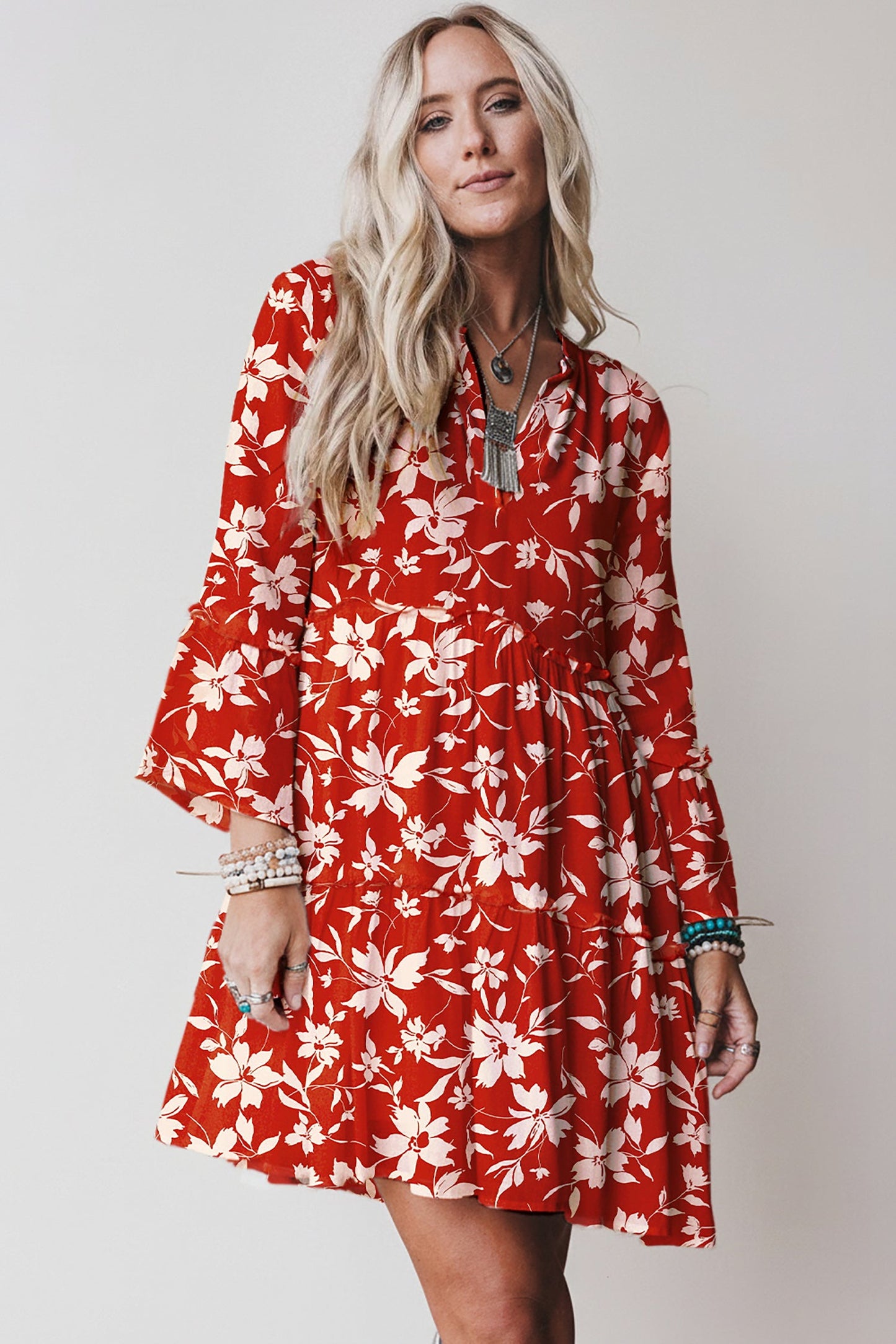 Minivestido azul bohemio con estampado floral, ribete de lechuga y manga 3/4
