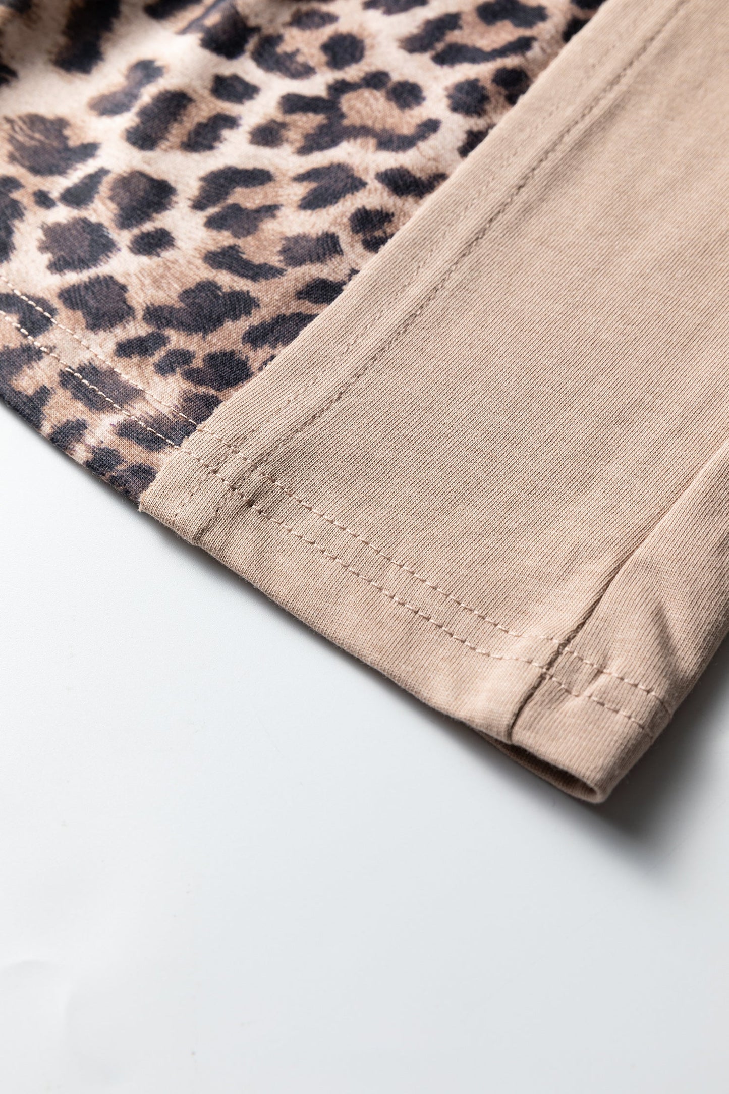 Pantalones de pernera ancha con estampado de leopardo de lavado mineral y color amarillo pajizo
