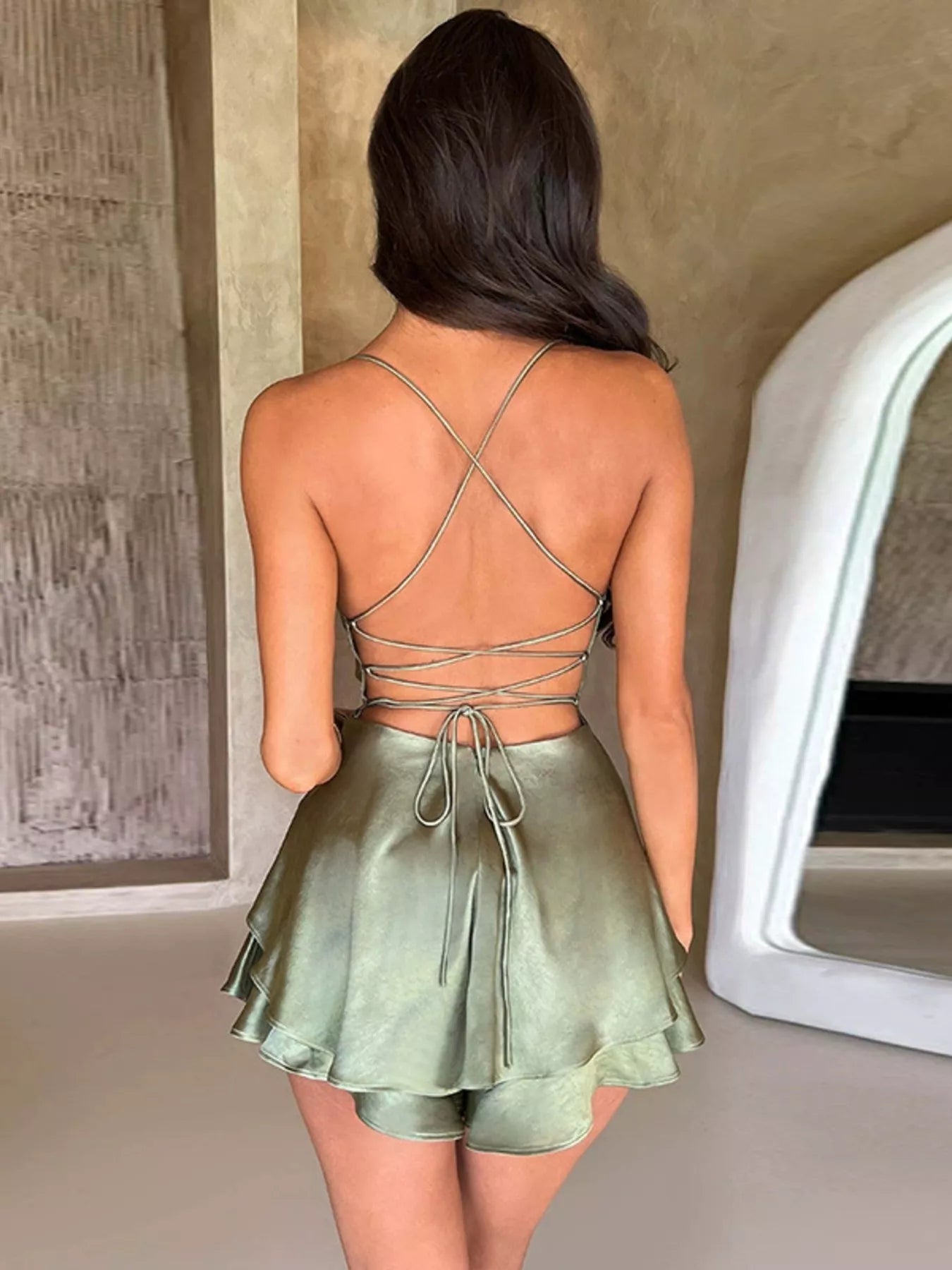 Vestido camisero sin espalda con volantes y capas