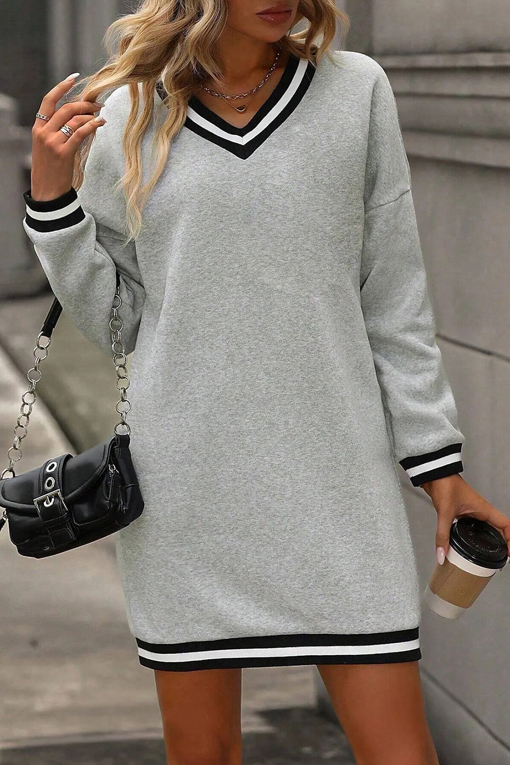 Vestido Camiseta Preppy de Manga Larga con Cuello en V y Ribete Rayado Gris Claro