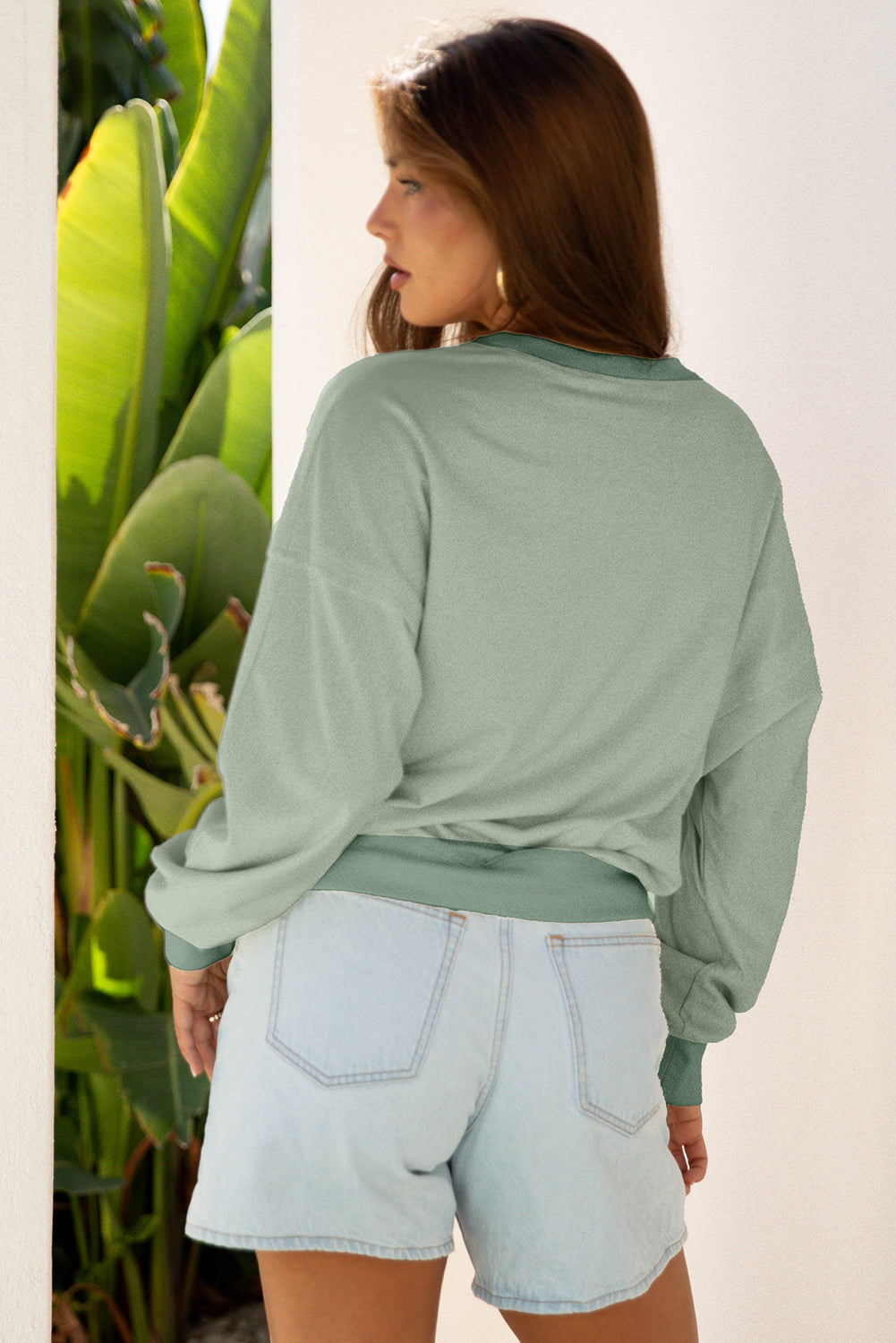 Blusa casual con parche floral, borde sin rematar y hombros caídos color café