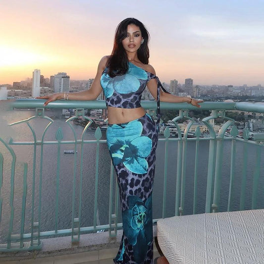 Traje de Vestido Largo Sin Mangas con Estampado Floral y de Leopardo en Colores Contrastantes con Ombliguera