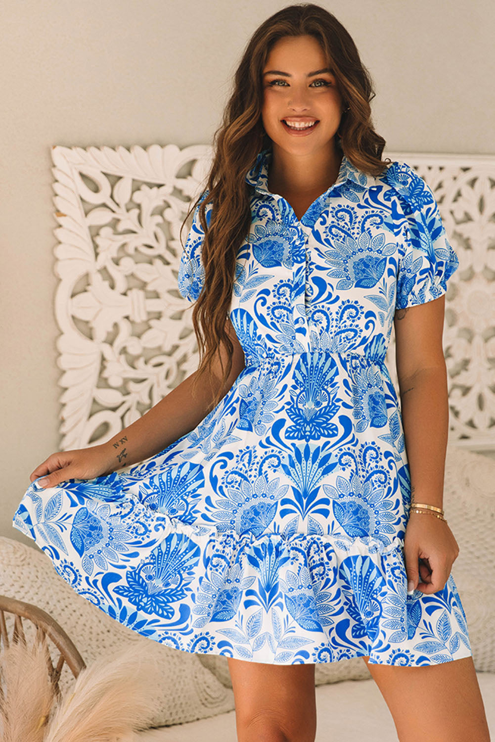 Minivestido fruncido con estampado floral retro azul cielo y cintura con cordón