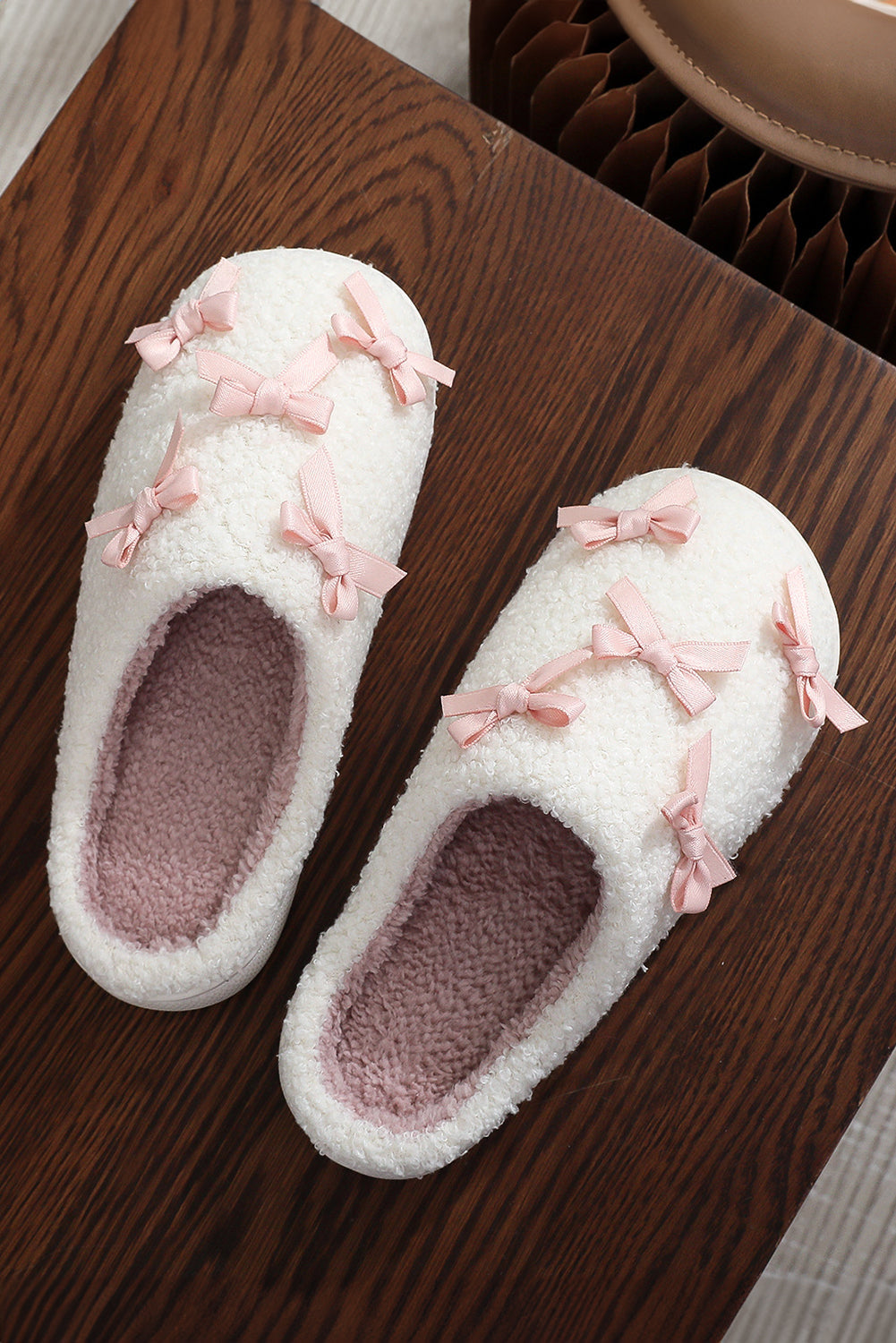 Pantufla afelpada blanca de casa con moño acanalado