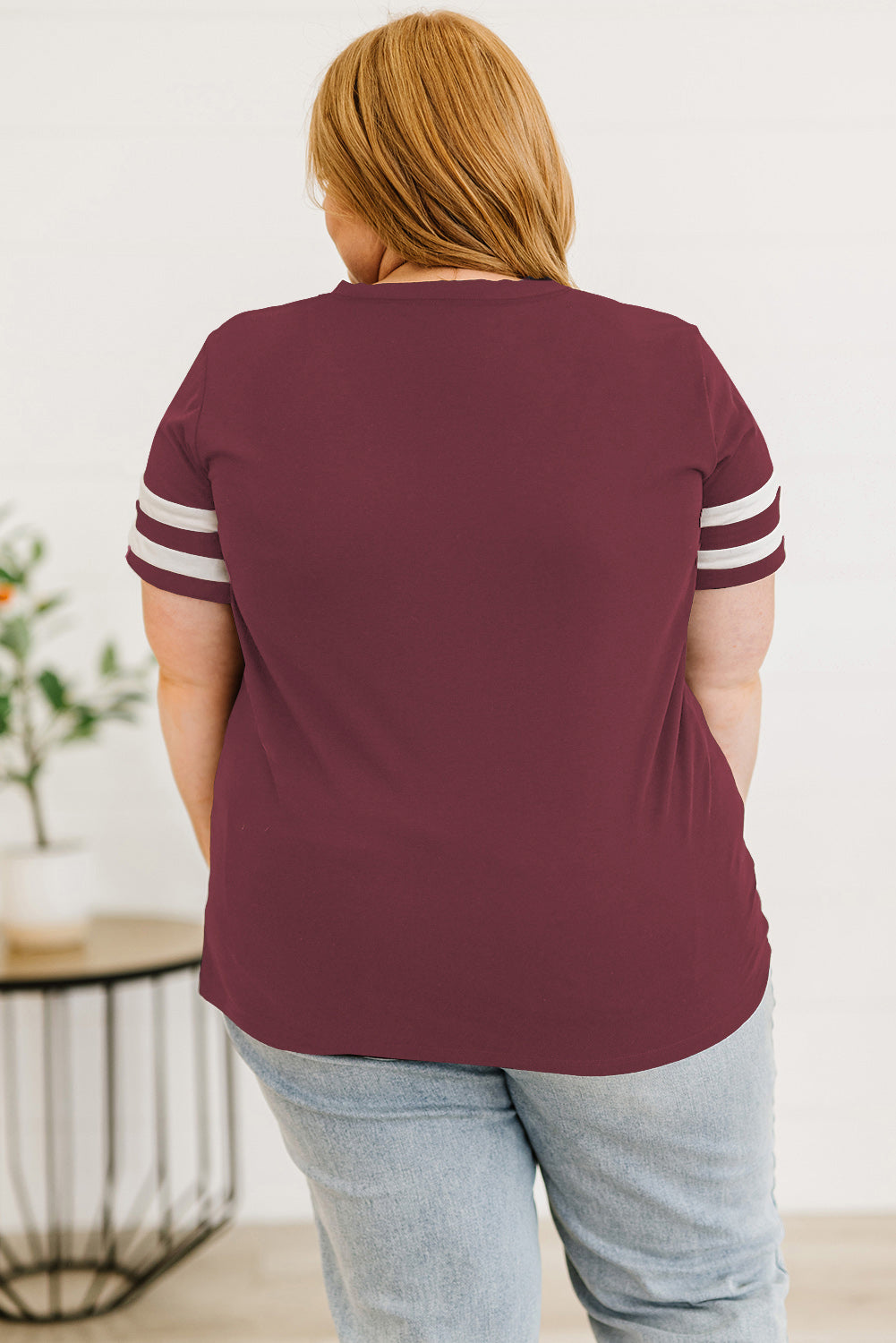 Camiseta de talla grande con cuello de pico a rayas. Consulta la tabla de tallas en "más detalles"