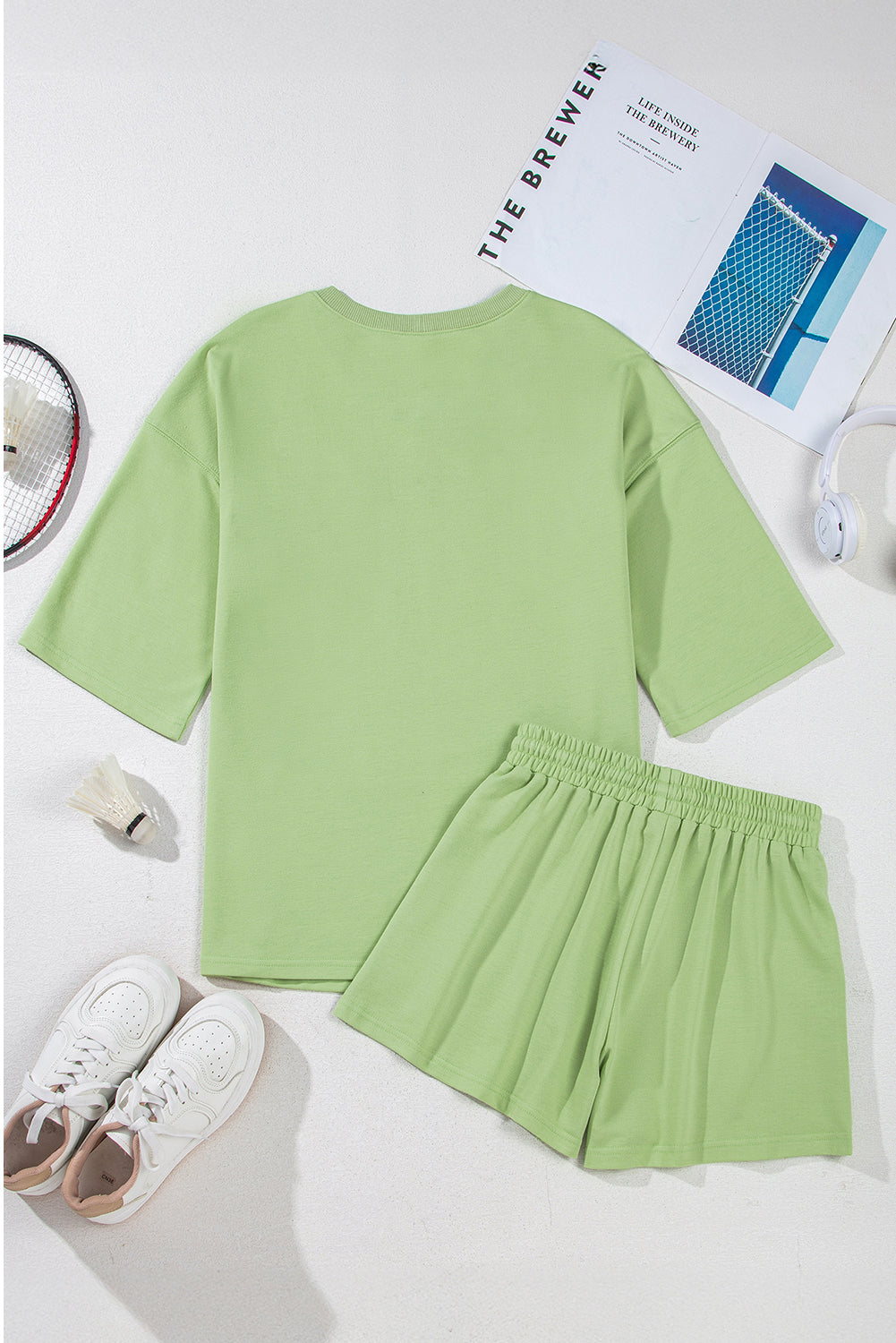 Conjunto de camiseta y shorts holgados con cuello en V, hombros caídos, talla grande, color verde Meadow Mist