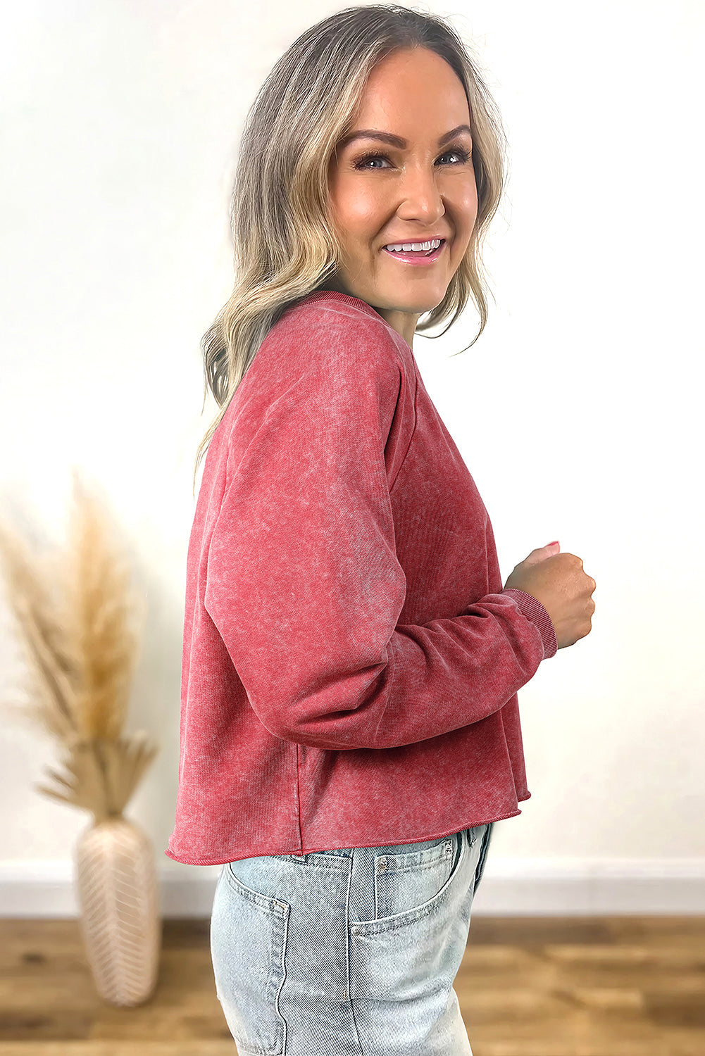 Sudadera corta con lavado mineral rojo de carreras y manga raglán con dobladillo sin rematar