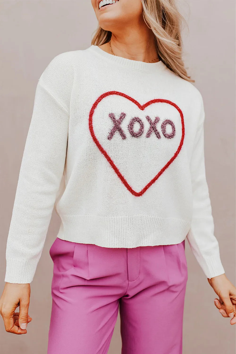 Suéter XOXO de cuello redondo y hombros caídos