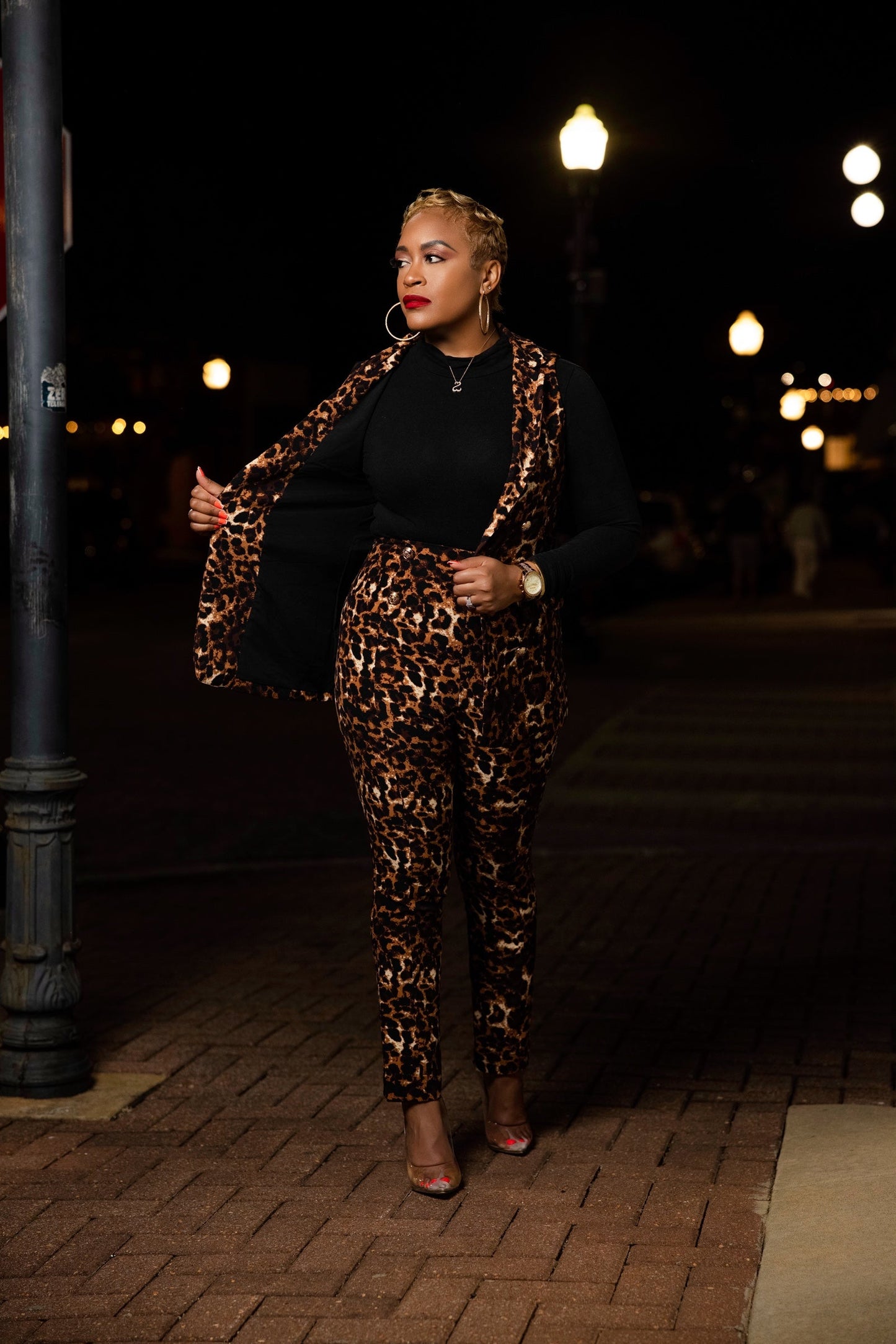 Pantalones de animal print con botones dorados