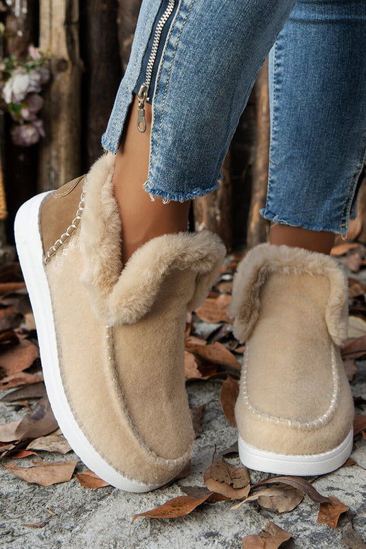 Botines beige de ante con costuras de retazos y forro de felpa