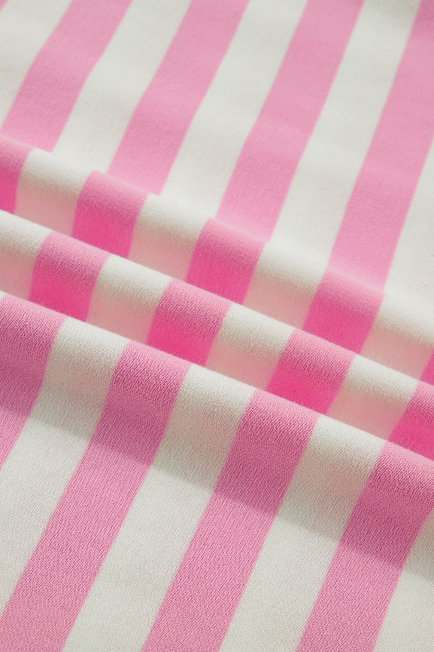 Blusa rosa a rayas con cuello en V y manga corta con volantes