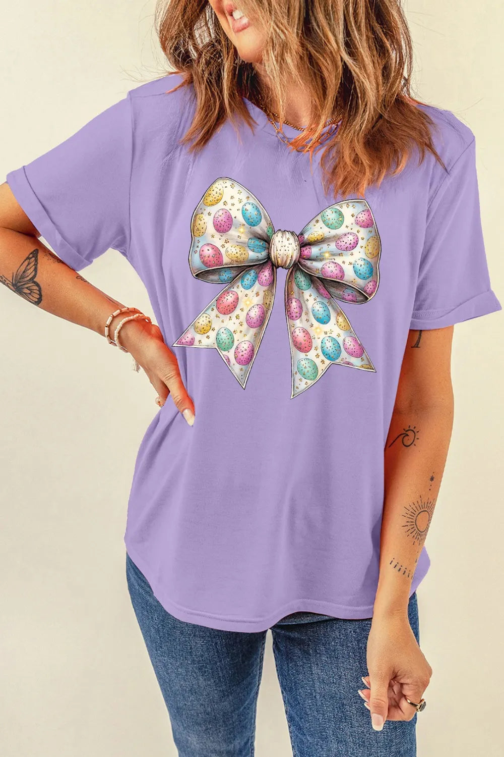 Camiseta de manga corta con cuello redondo y estampado de lazo