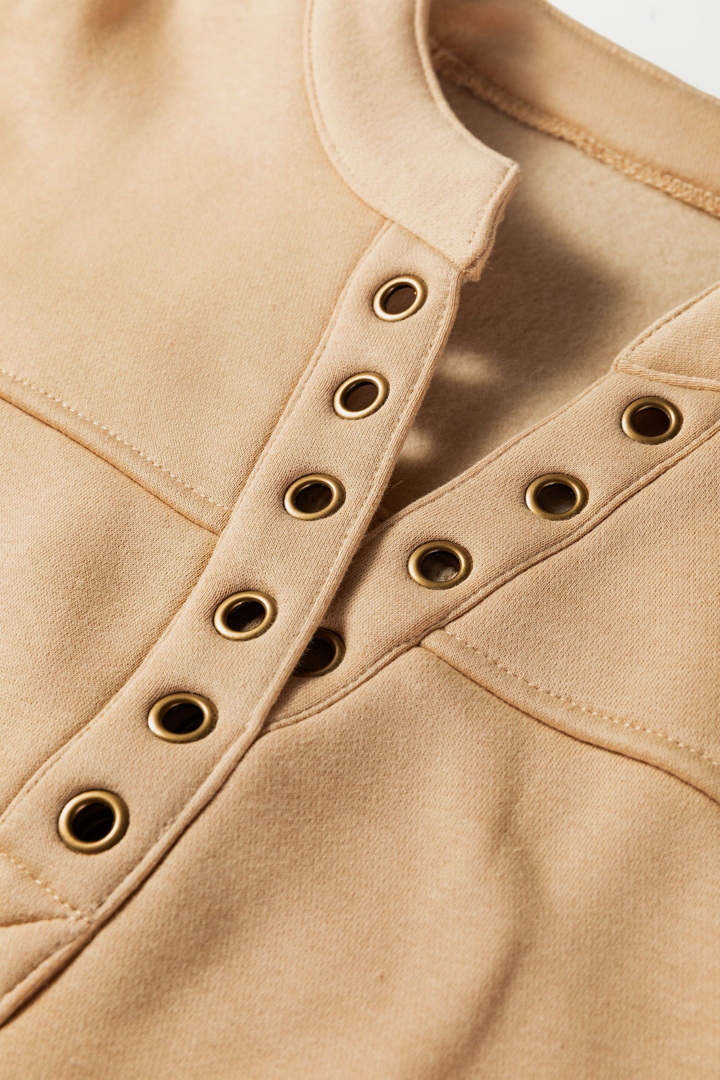 Sudadera con cuello de pico, detalles de ojales y color beige francés claro