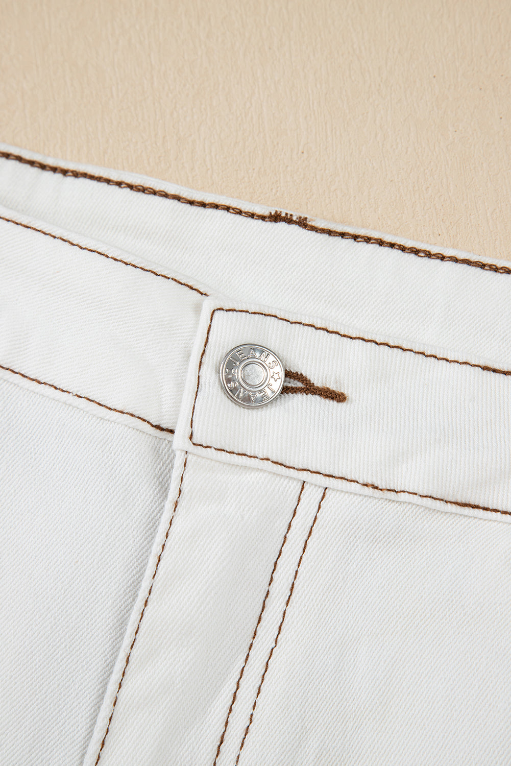 Shorts vaqueros blancos de cintura alta con bajo sin rematar
