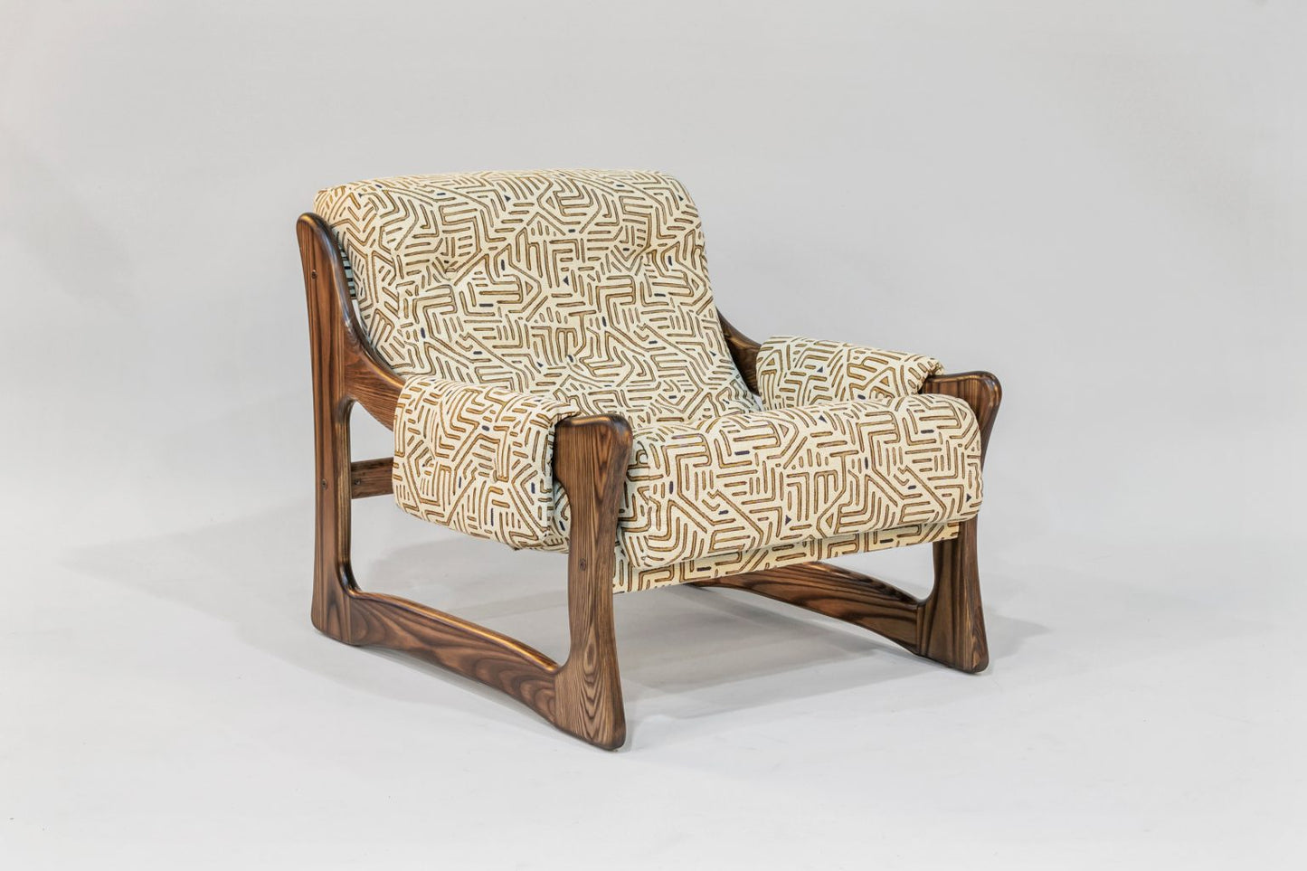 Sillón y otomana – Tresori con brazos de fresno veteado (Wengué)