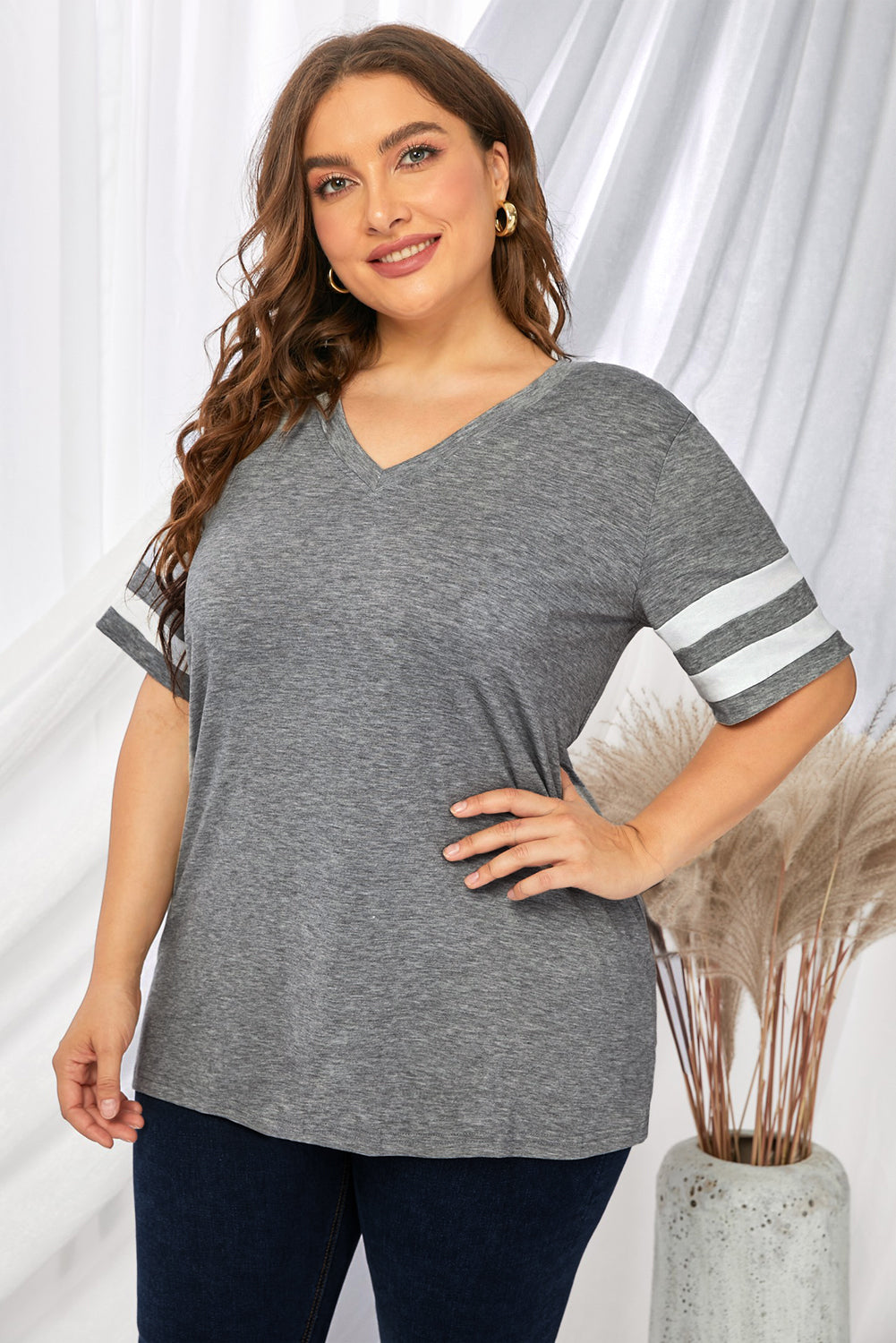 Camiseta de talla grande con cuello de pico a rayas. Consulta la tabla de tallas en "más detalles"