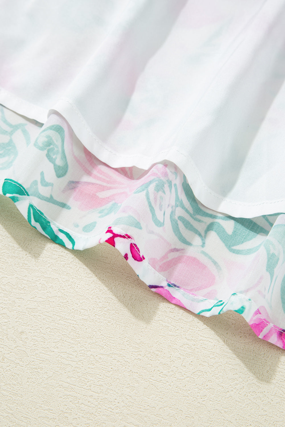 Minivestido de talla grande con estampado floral blanco, ribete de ric-rac y escote cuadrado