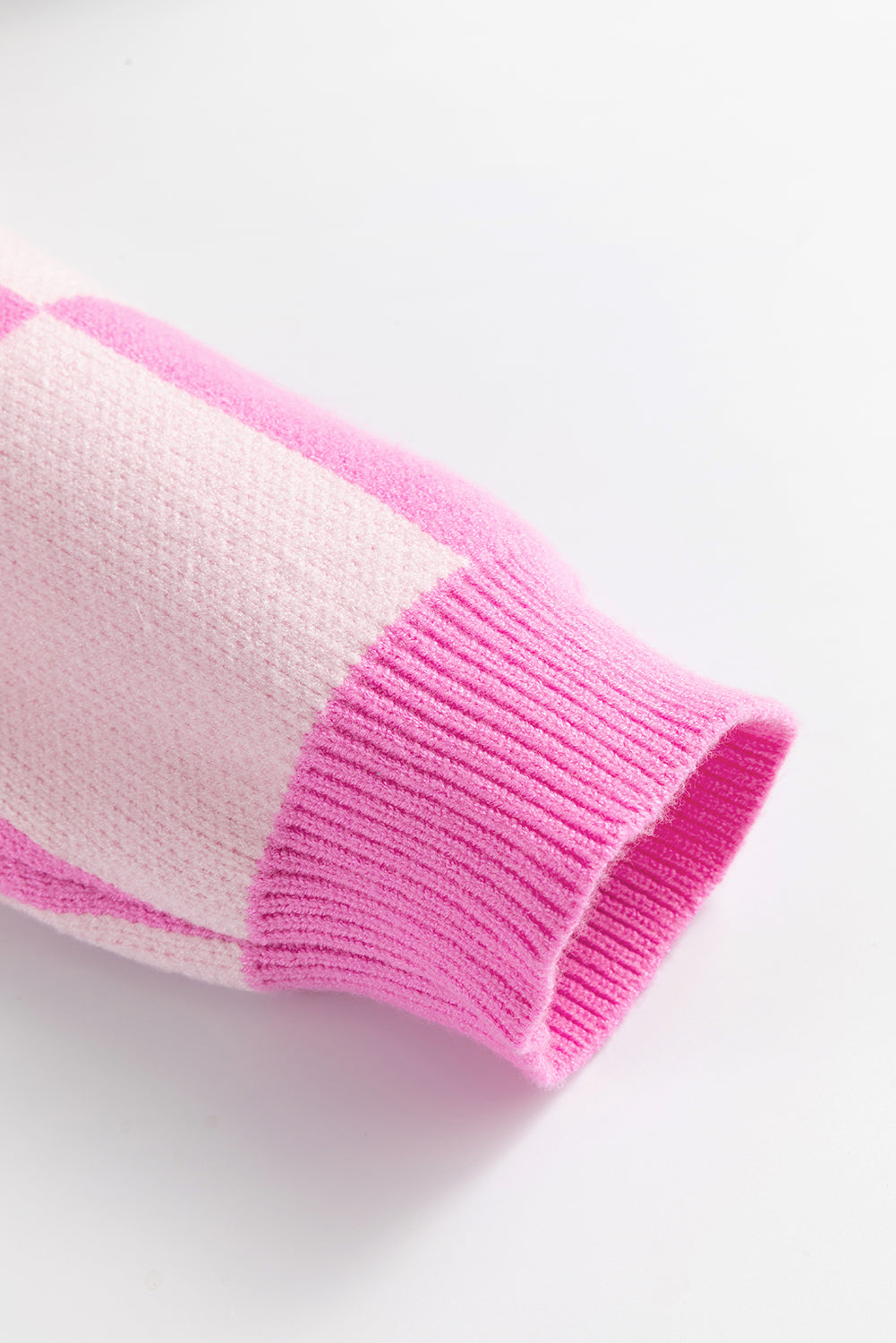 Suéter a cuadros rosado con botones y cuello.