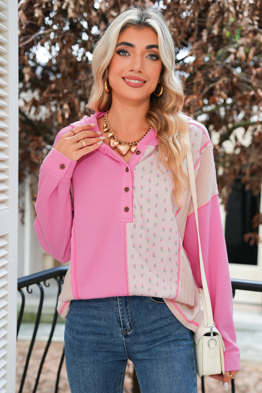 Top de punto gofre de textura mixta floral rosado con capucha y talla grande