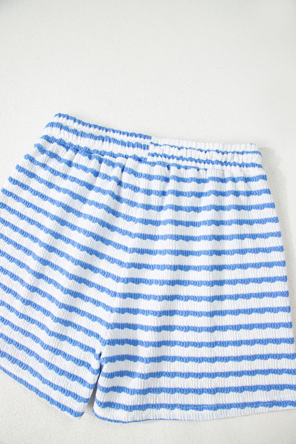 Conjunto de camiseta de manga corta de punto a rayas azul cielo y shorts con cordón