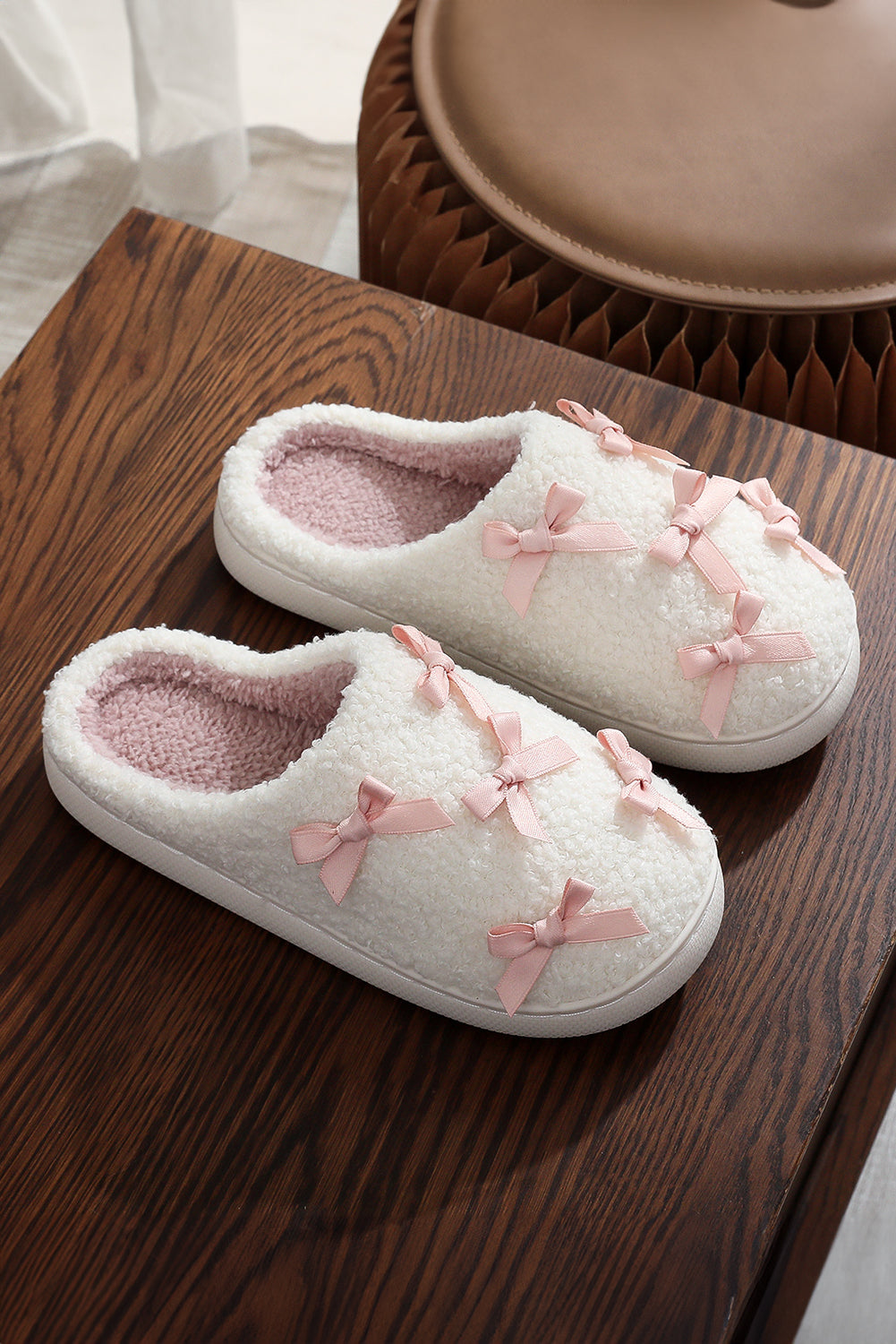 Pantufla afelpada blanca de casa con moño acanalado