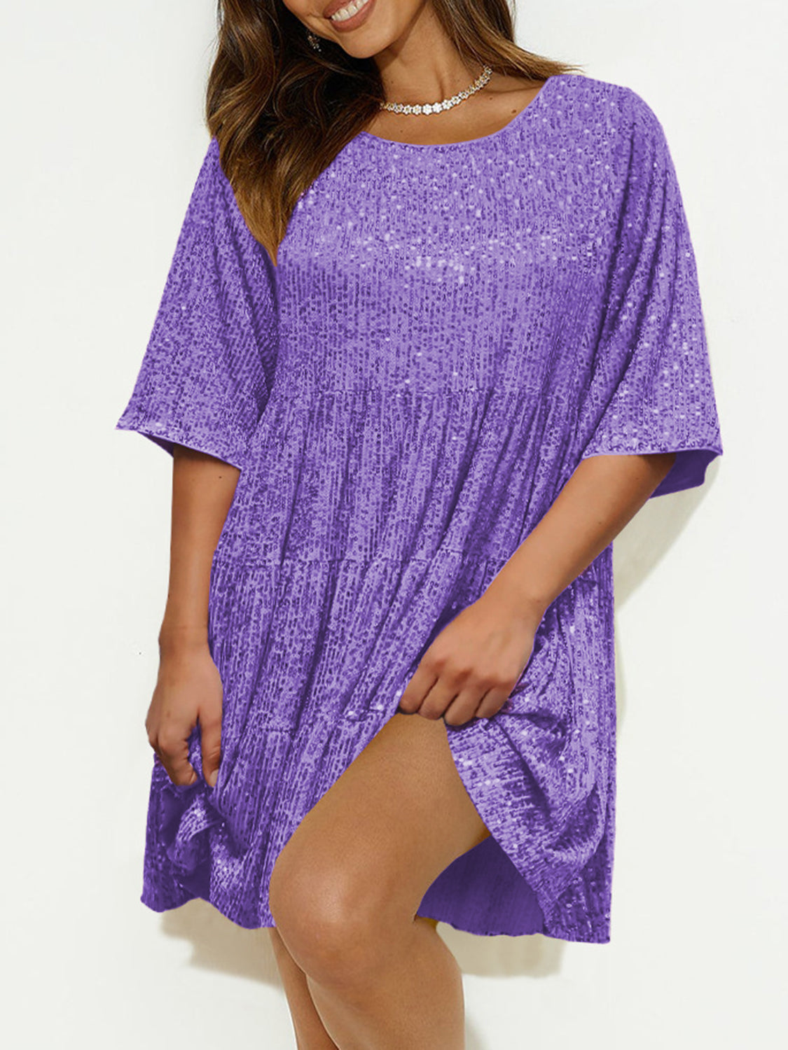 Minivestido de lentejuelas de cuello redondo y manga corta