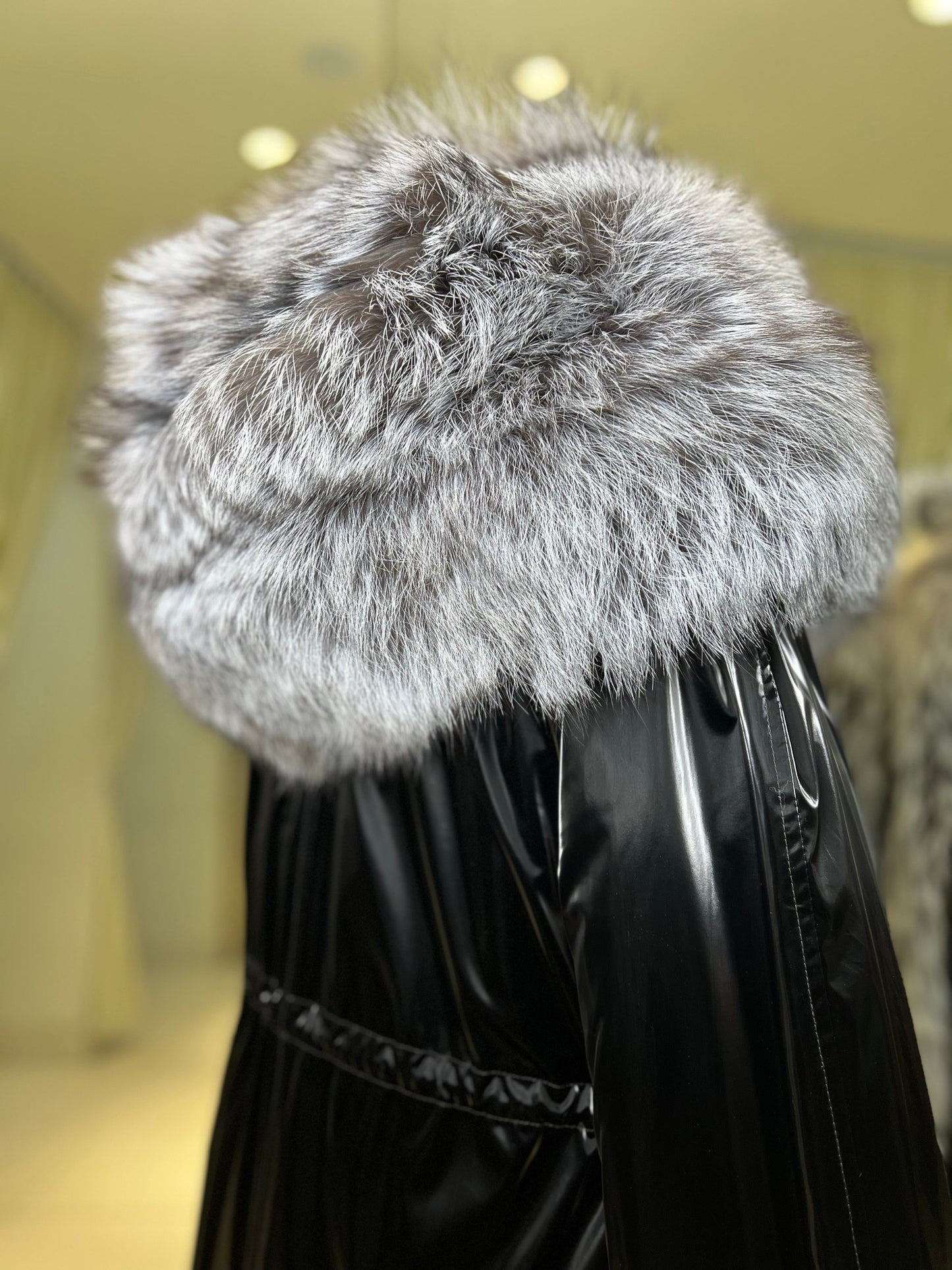 Parka Forrada con Capucha de Zorro Plateado Genuino y Aislamiento de Conejo