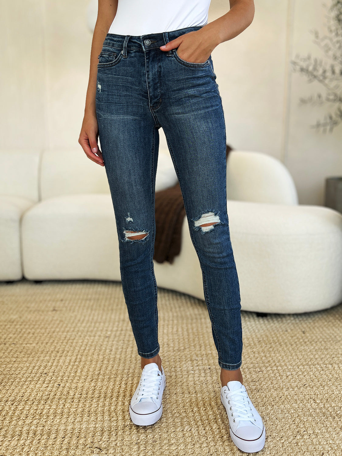 Jeans ajustados Judy Blue de tiro medio, talla completa, estilo desgastado